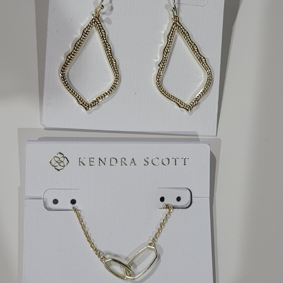 Kendra Scott Dainty Necklace and Earrings in Gold - Picture 2 of 7